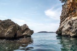 Scorcio panoramico della costa rocciosa nei pressi di Zaton, Croazia: a lambire il litorale è il Mare Adriatico. 

