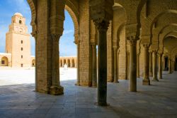 Scorcio panoramico della moschea Sidi Oqba a Kairouan, Tunisia - Simbolo della città per prestigio religioso e importanza storica e architettonica, la Grande Moschea è caratterizzata ...