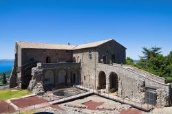 Scorcio panoramico della Rocca dei Papi a Montefiascone, Lazio. Della struttura originaria di questa imponente costruzione non rimane purtroppo che una piccola parte - © Mi.Ti. / Shutterstock.com ...