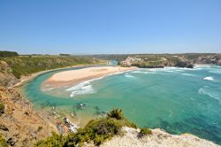 Scorcio panoramico della spiaggia di Odeceixe nel distretto di Aljezur, Portogallo. Questo tratto di litorale sulla costa ovest dell'Algarve è famosa fra i surfisti.




