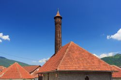 Scorcio panoramico della vecchia moschea Redzepagica nel centro di Plav, Montenegro.  