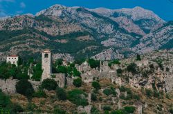 Uno scorcio panoramico delle rovine della fortezza di Bar, Montenegro. E' uno dei luoghi più visitati da chi si reca in questo territorio del Montenegro - © Angyalosi Beata / ...