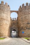 Lo scorcio panoramico dell'ingresso al castello di Serpa in una giornata di sole, Portogallo.



