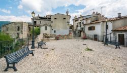 Uno scorcio panoramico di Barrea, provincia de L'Aquila, Italia. Arroccato su uno sperone roccioso di montagna, Barrea è un'importante località turistica abruzzese.
