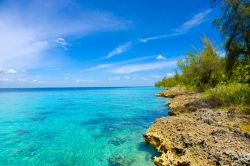 Scorcio panoramico di Bay of Pigs a Playa Giron, Cuba. Le acque turchesi dei mari caraibici si confondono con l'azzurro del cielo.
