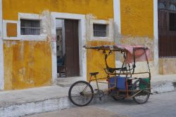 Scorcio panoramico di Izamal, Messico. Questa località dello Yucatan è famosa come "La città gialla" perchè buona parte dei suoi edifici sono dipinti con ...