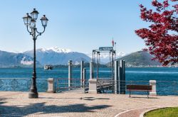 Scorcio panoramico di Laveno Mombello, Lombardia. Questo Comune della provincia di Varese, situato sulle sponde del Lago Maggiore, è uno dei principali scali del bacino lacustre lombardo: ...