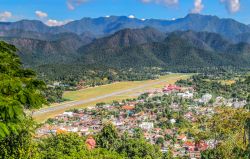 Uno scorcio panoramico di Mae Hong Son, Thailandia. E' un villaggio di circa 3 mila abitanti situato in un'ampia valle circondata da montagne verdi.
