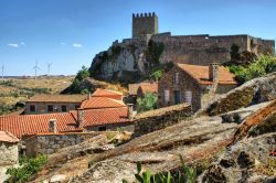 Scorcio panoramico di Sortelha, Portogallo - Una bella immagine di questo villaggio portoghese il cui fascino risiede nell'atmosfera medievale: le case, tutte in granito e quasi sempre ad ...