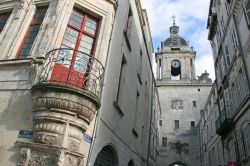 Scorcio panoramico di una strada del centro di La Rochelle, Francia.



