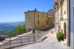 Scorcio panoramico di una strada di Acerenza in Basilicata