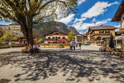 Scorcio panoramico di una via nel borgo di Garmisch-Partenkirchen, Alpi bavaresi (Germania)  - © Olgysha / Shutterstock.com