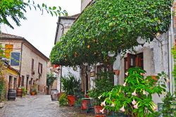 Scorcio panoramico nel borgo di Gradara, Italia. Un suggestivo angolo del villaggio storico di Gradara: passeggiando per le sue antiche vie si possono ammirare edifici e dettagli architettonici ...