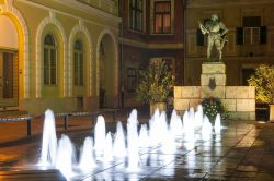 Scorcio panoramico notturno della città di Szekesfehervar, Ungheria.
