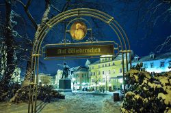 Scorcio panoramico notturno della città di Coburgo, Germania, imbiancata dalla neve.

