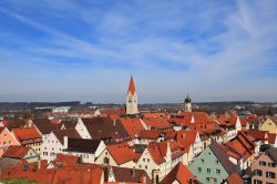 Scorcio panoramico sui tetti del centro storico di Kaufbeuren, Germania. La città fu fondata dai Franchi come forte militare presso il confine cpn l'allora Ducato di Baviera.
