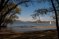 Scorcio panoramico sul lago Maggiore a Arona, Piemonte - Diversità del territorio con il lago contrapposto alle montagne e la città ai graziosi villaggi fanno di questo angolo ...