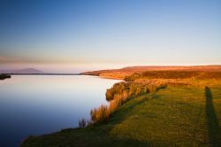 Scorcio panoramico sul lago nei pressi di Abergavenny, Galles, UK. La luce dell'alba rende ancora più suggestivi i dintorni di questa cittadina medievale poi castrum romano.




 ...