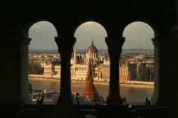 Scorcio panoramico sul Parlamento Ungherese a Budapest - Una bella immagine che ritrae dall'alto il Parlamento Ungherese affacciato sulla sponda del Danubio dalla parte di Pest © horias2000 ...