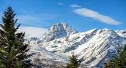 Scorcio panoramico sul Pic du Midi de Bigorre, Pirenei francesi, con la neve. Si può salire sul monte a piedi oppure con la teleferica che parte da La Mongie.

