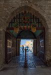 Scorcio panoramico sul porto di Monopoli attraverso una vecchia porta del centro storico, Puglia - © ValerioMei / Shutterstock.com