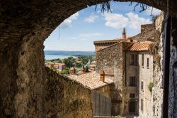 Scorcio panoramico sulla città medievale di Bolsena, Italia. Un caratteristico angolo del borgo di Bolsena. Questo centro della provincia di Viterbo è famoso per essere denominato ...