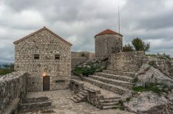 Scorcio panoramico sulla fortezza di Onogost, a Niksic, Montenegro. Edifici, pavimentazioni e muri sono tutti costruiti in pietra.
