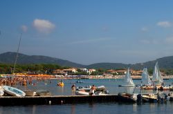 Scorcio panoramico sulla spiaggia di Marina di Campo, isola d'Elba. Adagiata attorno all'ampio golfo impreziosito da pinete, questa località di Campo nell'Elba ospita un suggestivo ...