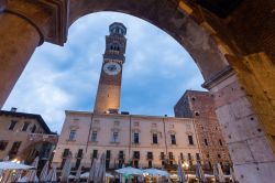 Scorcio pittorico nel centro storico di Verona - Un arco meraviglioso quello che, guardando in alto, racchiude il campanile del Duomo. Qui non è raro trovare queste meraviglie, dopotutto ...