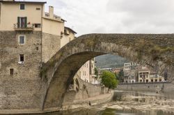 Particolare del borgo di Dolceacqua, Imperia, in una giornata estiva nuvolosa - Anche con le nuvole che ne offuscano il cielo, questo borgo della Val Nervia, a due passi da Ventimiglia, è ...