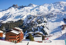 Uno scorcio sui tetti del villaggio di Meribel-Mottaret con le montagne innevate (Francia).
