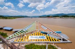 Uno scorcio del Triangolo d'Oro creato dalla confluenza fra i fiumi Ruak e Mekong a Chiang Saen, Thailandia - © Loveischiangrai / Shutterstock.com