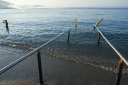 Scorrimano su una spiaggia per portatori di disabilità a Ceuta (Spagna).

