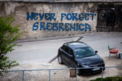 Scritta su un muro di Travnik, Bosnia e Erzegovina: "never forget Srebrenica" dove, nel 1995, ci fu il genocidio di oltre 8 mila musulmani bosgnacchi - © Eva Mont / Shutterstock.com ...