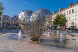 Scultura a forma di cuore nel centro cittadino di Troyes, Francia - © frlegros / Shutterstock.com