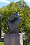 Una scultura a forma di pugno si innalza verso il cielo a Sioux Falls, South Dakota, USA.


