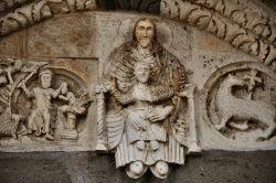 Scultura all'ingresso principale della chiesa di Santa Maria Maggiore a Tuscania, Lazio. Nella lunetta si trovano le figure della Madonna con il Bambino Benedicente.
