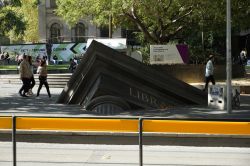 Scultura Architectural Fragment di Petrus Spronk a Melbourne, Australia. Si trova fuori dalla  State Library of Victoria e simbolizza la caduta della civilizzazione, passata e moderna - saruntorn ...