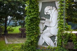 Scultura che raffigura Giuseppe Verdi: ci troviamo nella sua casa natale di Busseto - © Paolo Bona / Shutterstock.com