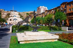 Scultura con cavallo e coniglio nel giardino del Cafesjian Art Center di Yerevan, Armenia. Questo museo d'arte si trova nel quartiere cemtrale di Kentron - © alionabirukova / Shutterstock.com ...