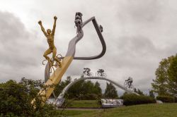 Scultura con corridori in bicicletta dalle nuvole a Pau, Francia: realizzata da Jean-Bernard Metais si trova in una stazione di servizio sull'autostrada A64. La città ospita spesso ...