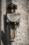 Scultura con meridiana all'esterno della cattedrale di Notre Dame a Chartres, Francia.

