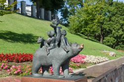 Scultura con orso e bambini in un parco di Siauliai, Lituania - © Krezodent / Shutterstock.com