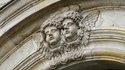 Scultura con testa di due angeli all'ingresso della cattedrale di San Giovanni a Besancon, Francia.

