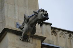 Scultura decorativa gotica in un edificio religioso di Bayonne, Francia - © Edgar Wences / Shutterstock.com