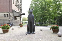 Scultura del gatto British Bombay chiamato Ramskells a L'Aia, Olanda. Si trova di fronte alla Biblioteca del Palazzo della Pace: condusse in salvo i giudici della corte durante l'incendio ...