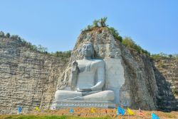 Scultura del Grande Buddha sulle montagne nella provincia di Suphan Buri, Thailandia.
