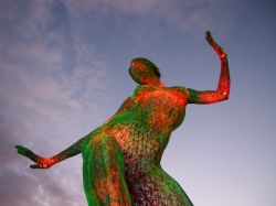 Scultura della Donna che Danza al Crepuscolo a Treasure Island, San Francisco, California. E' stata realizzata da Marco Cochrane, un artista nato in Italia ma da tempo residente a Treasure ...