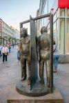 Scultura della Porta Eterna nel centro di Lubecca, Germania. Rappresenta padre e figlio che vanno nella stessa direzione, l'uno deopo l'altro, ma senza guardarsi negli occhi - © ...