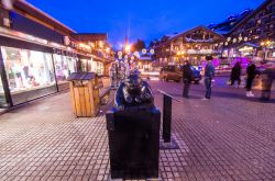 Scultura dell'artista colombiano Botero in una strada del villaggio di Courchevel, Savoia, Francia - © LongJon / Shutterstock.com